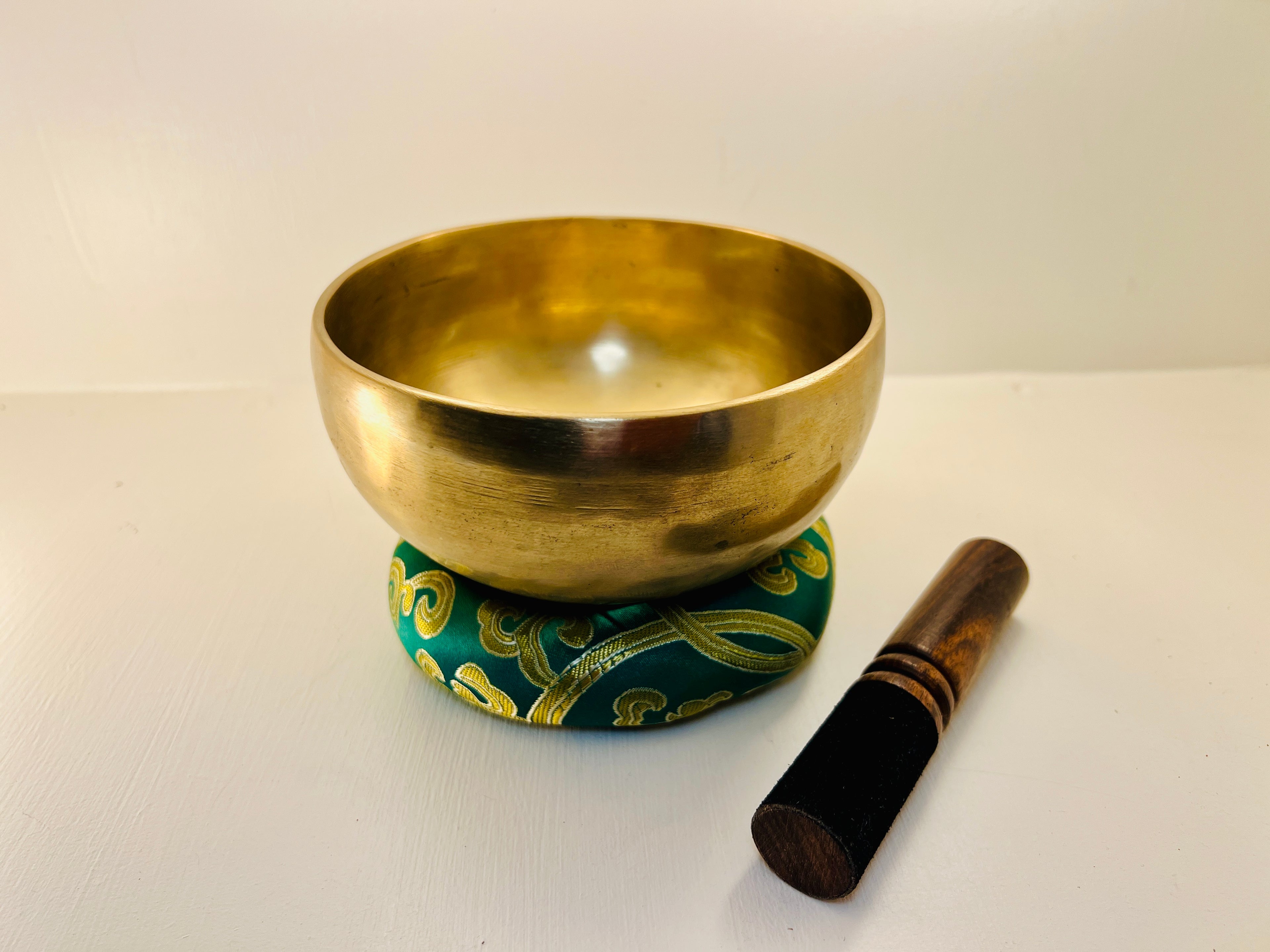 14cm Hand-Hammered 7 Metal Tibetan Singing Bowl F4 Heart Chakra – Meditation & Sound Healing Bowl Made in Nepal
