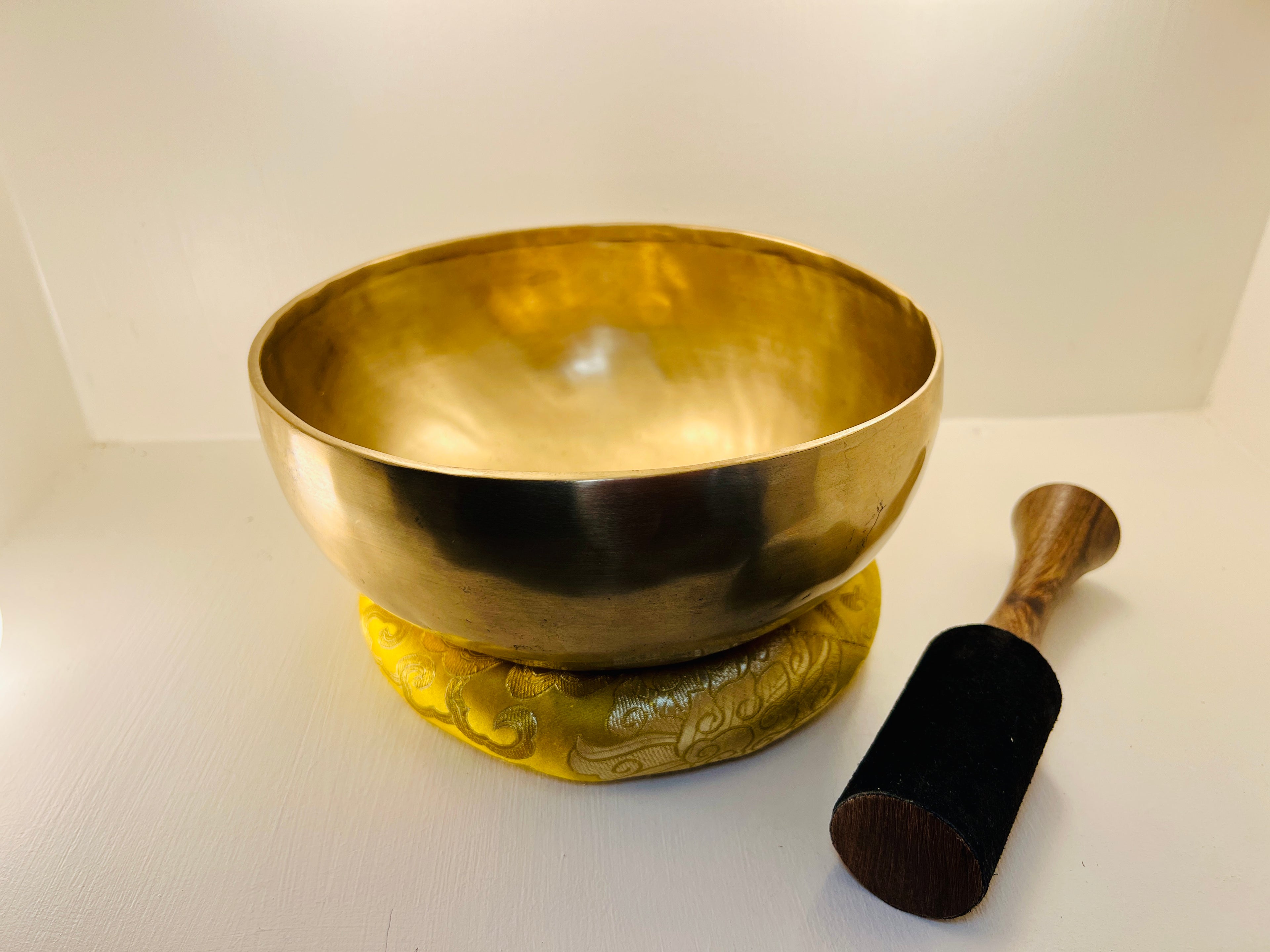 22cm Hand-Hammered 7 Metal Tibetan Singing Bowl D3 Sacral Chakra – Meditation & Sound Healing Bowl Made in Nepal